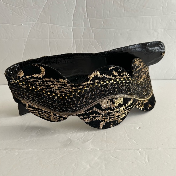 Lisandro Sarasola designer dress  belt metallic gold on black
Hook closure - Picture 9 of 10